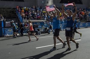 371 Tage nachdem zwei Bomben-Anschläge die Metropole im Nordosten der USA und ihre Anwohner mitten ins Herz trafen, wurde der 118. Boston Marathon am Montag zu einem Paradebeispiel für den Slogan „Boston Strong“.  Foto: dpa