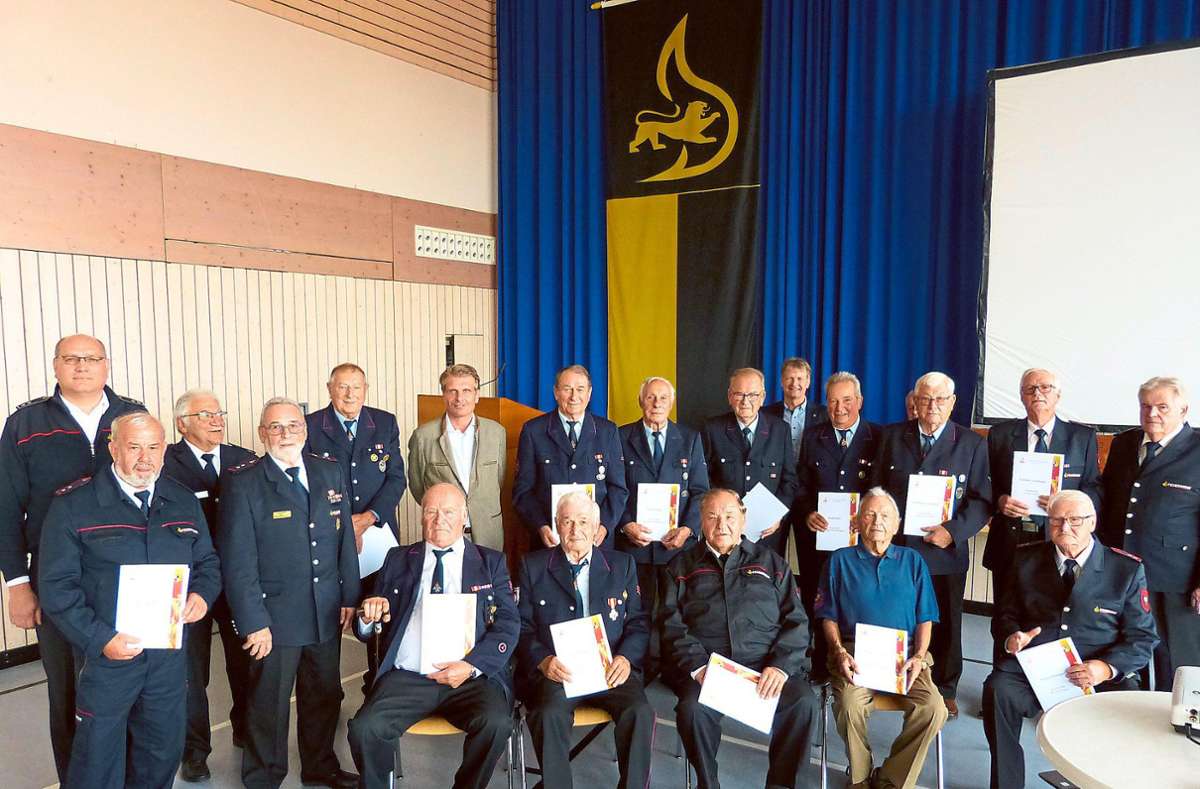 Langjährige Feuerwehrmänner wurden für 50, 60 und 70 Jahre ausgezeichnet. Foto: Hoffmann