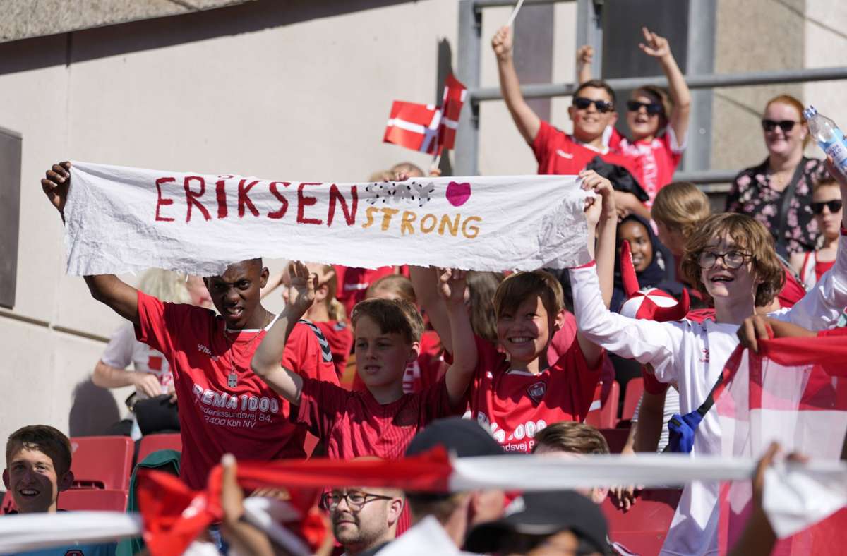 Bewegende Momente im Parken-Stadion von Kopenhagen bei der EM 2021. Foto: dpa/Martin Meissner