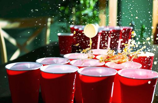 So stellt man sich das Trinkspiel vor. Am 4. November steigt wieder eine große Beer-Pong-Party in Rottweil. Foto: Pixel-Shot/ Shutterstock