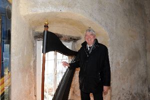 Gerne geht Siegfried Scheffold  in die Minnesängerstube im ehemaligen Pulverturm, welche heute Trauzimmer ist. Der Nachbau einer Harfe hat es ihm angetan. Foto: Gräff