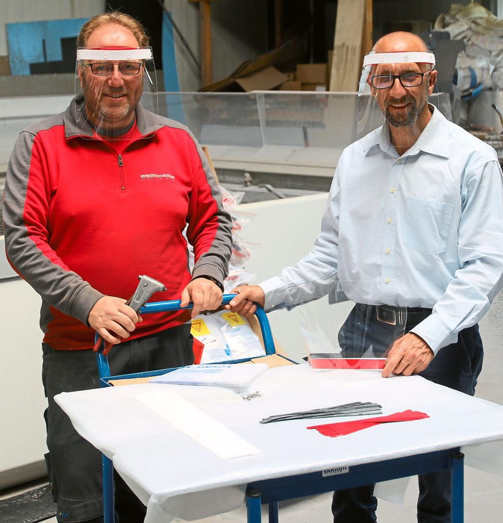 Martin Seid (links) und Jens Kalmbach tragen ihren  mit hohem Tragekomfort entwickelten Gesichtsschutz. Foto: Privat