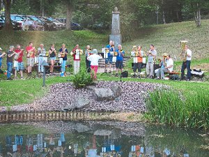 Serenade am Teich – eine idyllische Kulisse bei der Michaelskirche in Friedrichstal  Foto: Steudinger Foto: Schwarzwälder-Bote
