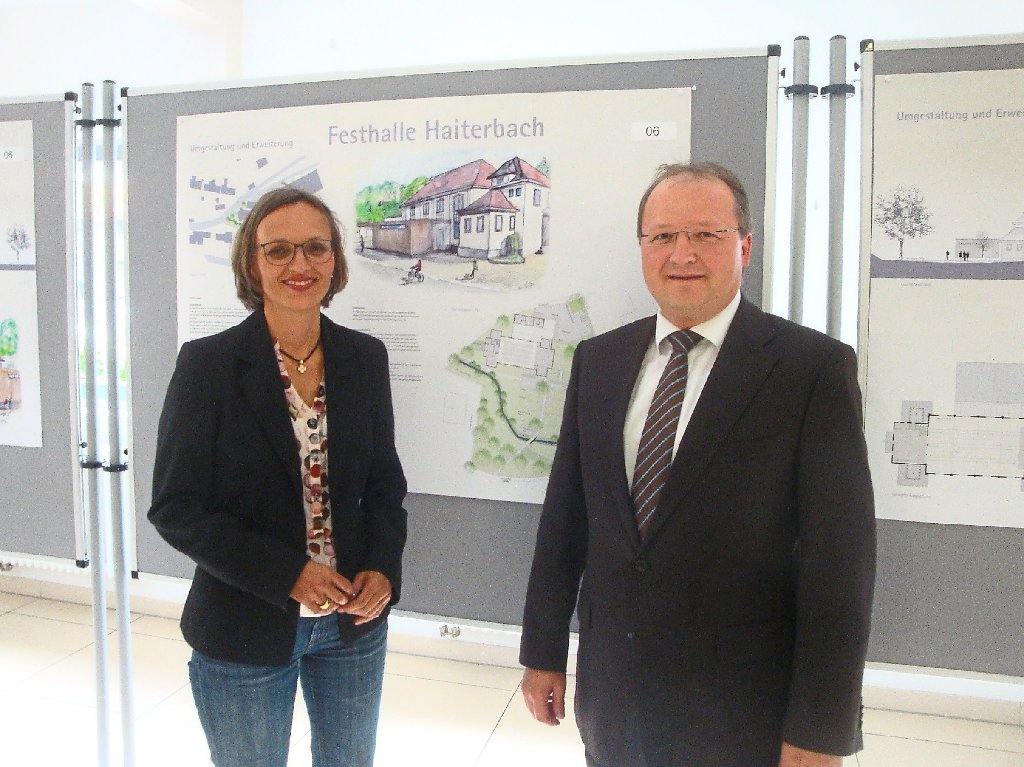 Heidi Heuser-Kawerau vom Architekturbüro Heuser und Partner, dessen Entwurf den ersten Platz erreichte, zusammen mit Bürgermeister Andreas Hölzlberger. Fotos: Seeger