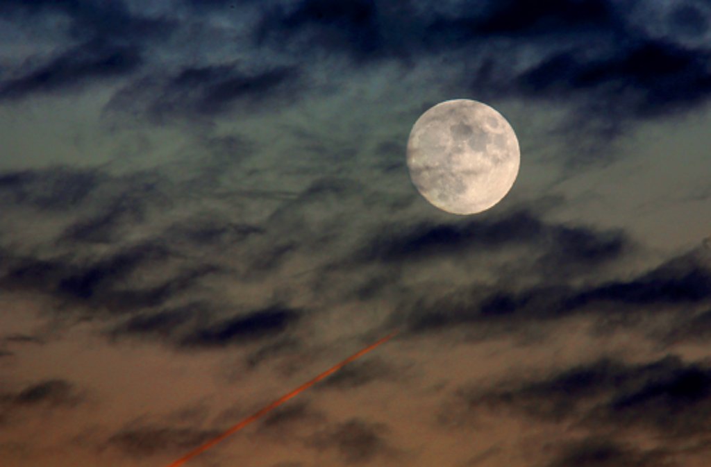 Der Mond strahlte in der Nacht zum Dienstag besonders eindrucksvoll über Stuttgart und der Region.