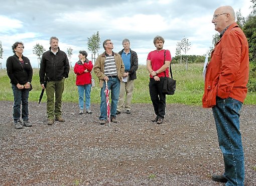 Auf dem Langenhard informierte Walter Caroli (rechts) unter anderem über die Gelbbauchunken-Population. Foto: Haid Foto: Lahrer Zeitung