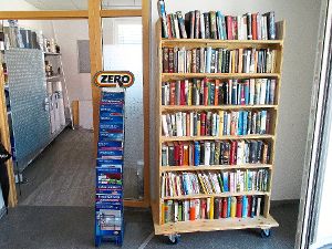 Das offene Bücherregal wird ins Farbengeschäft Coloris verlegt. Foto: Leinemann Foto: Schwarzwälder-Bote