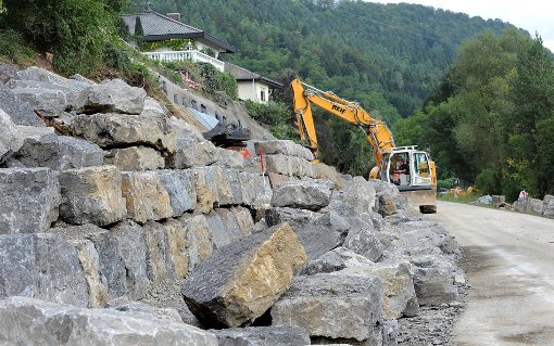 Eine Mauer aus Granitsteinen wird derzeit zur Hangsicherung an der B 14 gebaut. Foto: Hopp