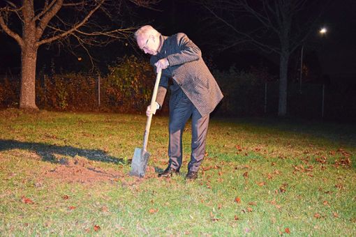 Bürgermeister Armin Jöchle pflanzt symbolisch den ersten Baum in Eutingen auf dem Schulgelände zur Aktion 1000 Bäume für 1000 Kommunen.  Fotos: Spotts Foto: Schwarzwälder Bote