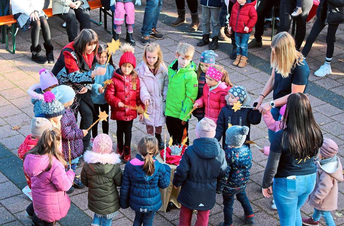 Die Kindergartenkinder und ihre Erzieherinnen eröffneten den Adventsmarkt zur Freude zahlreicher Zuschauer.