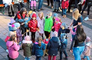 Die Kindergartenkinder und ihre Erzieherinnen eröffneten den Adventsmarkt zur Freude zahlreicher Zuschauer. Foto: Gegenheimer