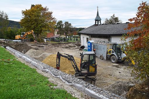 Kräftig gearbeitet wird am neuen Parkplatz hinter dem Schörzinger Friedhof. Foto: Fotos: Visel