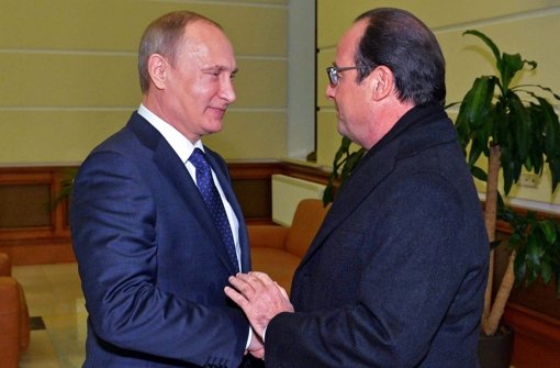 Bei einem kurzfristig angesetzten Krisentreffen mit dem französischen Präsidenten François Hollande (rechts) in Moskau sprach Kremlchef Wladimir Putin von schwierigen Problemen im Ukrainekonflikt.  Foto: dpa