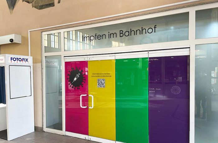 BionTech auch für Ältere: Impfzentrum im Ebinger Bahnhof macht auf eigene Faust weiter