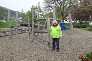 Rudolf Fleig feiert  am Sonntag seinen 80.  Geburtstag. Stolz ist er auf den  Kinderspielplatz in Schönmünzach, an dessen Entstehung er  maßgeblich beteiligt war. Foto: Braun Foto: Schwarzwälder Bote