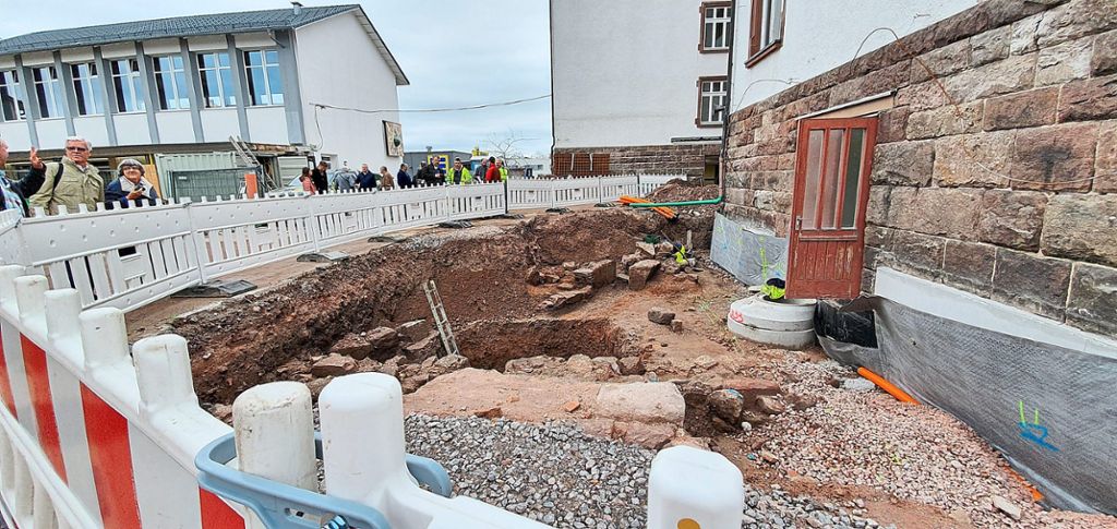 Auf dem Schulhof finden derzeit Ausgrabungen statt. Fotos: Klossek
