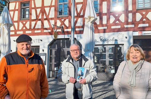 Heinz Schwab, Eugen Helber und Carola Schneider (von links) stehen auf dem Viehmarktplatz vor dem Sonne-Gebäude. Dort fing vor 40 Jahren die Geschichte des Bürgervereins an. Foto: Helber