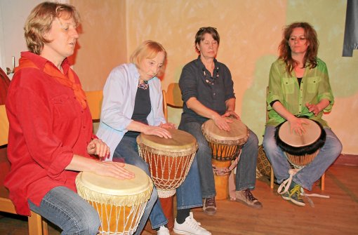 Afrikanische Rhythmen trommelte die Gruppe aus Baiersbronn beim Heimspiel. Foto: Kuhnert Foto: Schwarzwälder-Bote