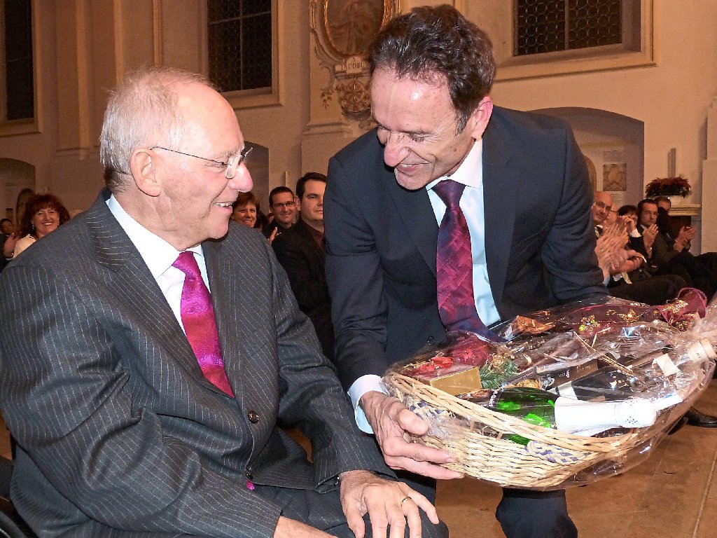 Einen Württemberger-Wein für den Gast aus Baden: Hermann Acker (rechts) überreicht Wolfgang Schäuble einen Geschenkkorb.