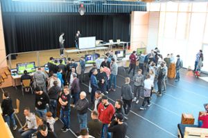 64 Teilnehmer nahmen am virtuellen Fußballturnier des  Weilersbacher Fußballclubs in der Glöckenberghalle   teil.  Foto: Ness Foto: Schwarzwälder Bote