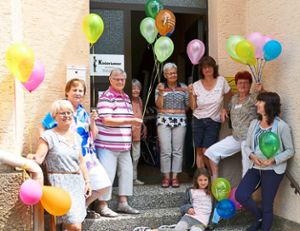 Die Mitarbeiter der Altensteiger Kleiderkammer feierten ihr  Jubiläum mit einem Luftballon-Weitflugwettbewerb. Foto: Stadler Foto: Schwarzwälder Bote