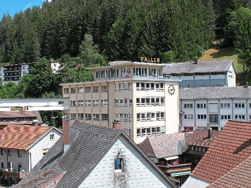 Die Firma Faller in Gütenbach lud Flüchtlinge zur Besichtigung ein.  Foto: Liebau Foto: Schwarzwälder-Bote