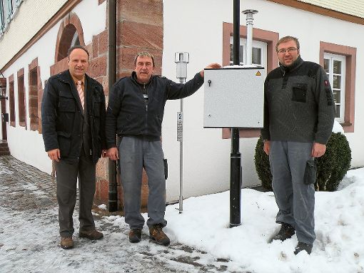 Bürgermeister Gerhard Müller (links) bei den Messanlagen am Rathaus Besenfeld, die von Bauhofleiter Norbert Bodamer (Mitte) und Hausmeister Holger Grammel betreut werden.  Foto: Gemeinde Seewald