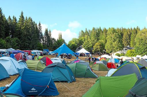 800 Besucher campen im Stöcklewald – zur Unterhaltung gibt es reichlich Punk und Techno, aber auch kritische Themen. Foto: Fabian Mondl