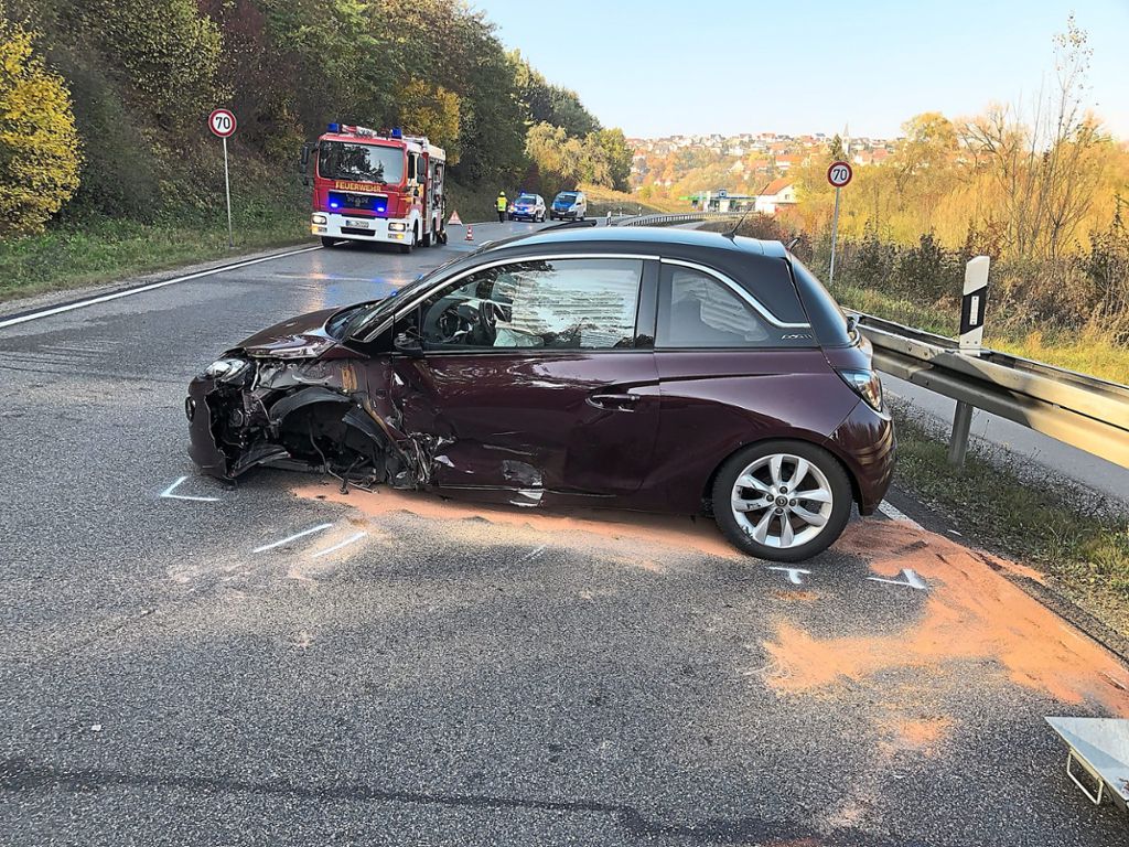 Bei einem Unfall am Sonntagmittag auf der B 463 zwischen Owingen und Empfingen sind drei Personen schwer verletzt worden. Zum Artikel
