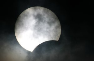 In Stuttgart findet die Sonnenfinsternis am Freitag um 10.37 Uhr ihren Höhepunkt. Wir suchen die besten Bilder des Himmelsspektakels. Foto: dpa-Zentralbild