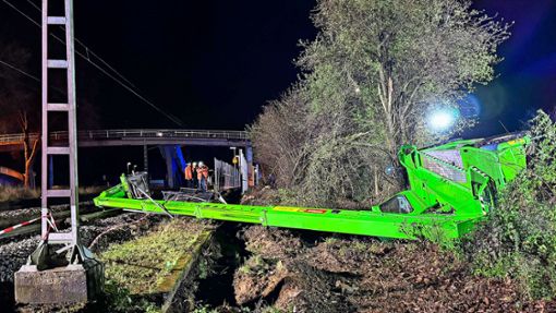 Der umgestürzte Kran blockierte in der Nacht auf Mittwoch über mehrere Stunden die Gleise der Rheintalbahn am Bahnhof Orschweier. Foto: Freiwillige Feuerwehr Mahlberg