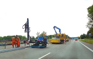 Meter um Meter kämpft sich der Leitplanken-Trupp derzeit von der Domänen-Abfahrt weiter in Richtung Balingen. Foto: Stopper