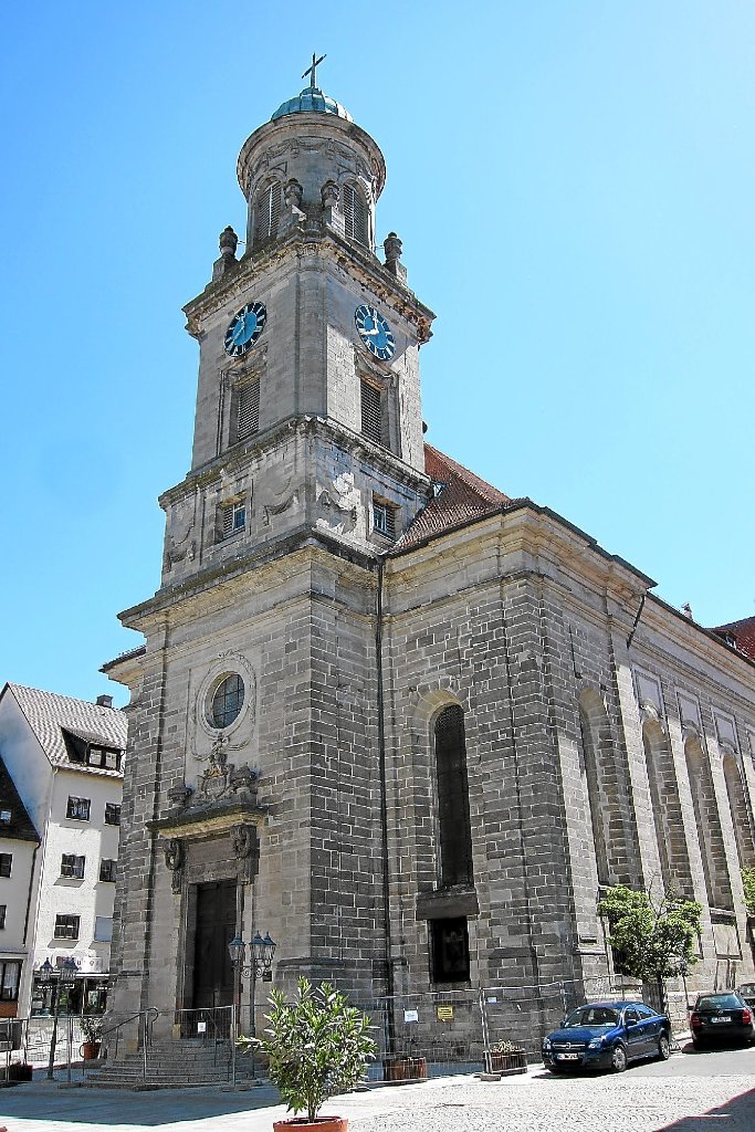 Der Turm der Hechinger Stiftskirche ist bröselig geworden, erneut sind Steine heruntergestürzt. Nun wird mit Hochdruck an einem Sanierungskonzept gearbeitet.  Foto: Stopper Foto: Schwarzwälder-Bote