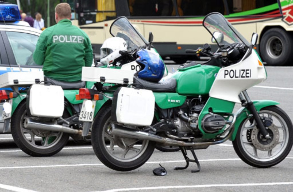 Ein 50-jähriger Motorradfahrer prallte am Sonntag in Wildberg auf der Flucht vor der Polizei auf der B 463 gegen einen Mercedes. Das Videomotorrad der Polizei filmte den Unfall, bei dem zwei Mädchen leicht verletzt wurden. Zum Artikel