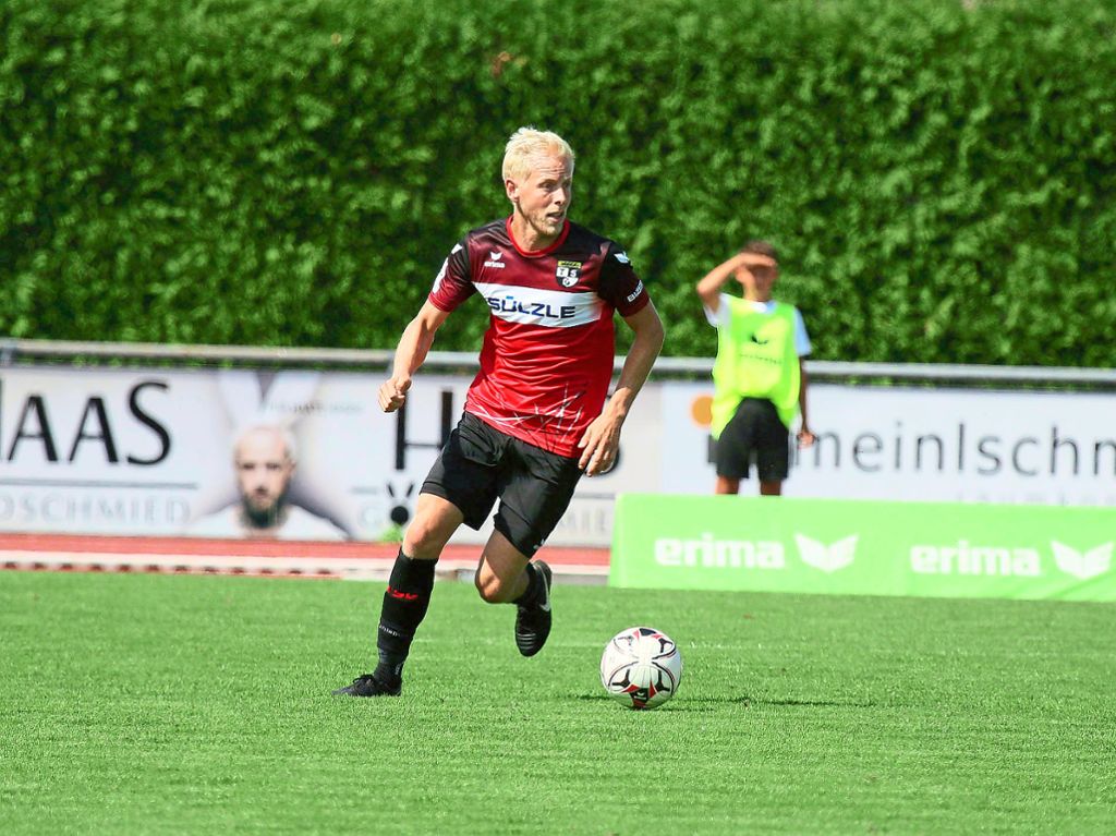 Lukas Foelsch brachte die TSG Balingen beim TSV Steinbach-Haiger zwar früh mit 1:0 in Führung; am Ende mussten die Eyachstädter aber ohne Punkte die Heimreise antreten. Foto: Kara