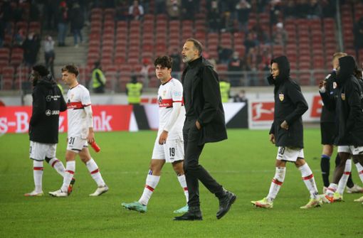 Frustriert: VfB-Trainer Pellegrino Matarazzo und seine Spieler nach dem 0:1 gegen Bielefeld Foto: Baumann