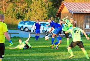 Die Fußballer von Grün-Weiß Ottenbronn – hier in grün-schwarz –_ landeten gegen Zrinski Calw einen 2:0-Sieg. Foto: Kraushaar Foto: Schwarzwälder-Bote