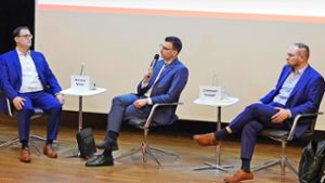 Die drei Bürgermeisterkandidaten Siegfried Kohlmann (von links), Michael Moser und Christoph Krieger stellten sich den Fragen der Seelbacher. Foto: Kiryakova