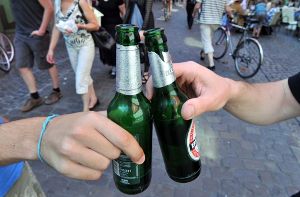 In Stuttgart soll Alkohol an öffentlichen Plätzen zeitweise verboten werden. Foto: dpa