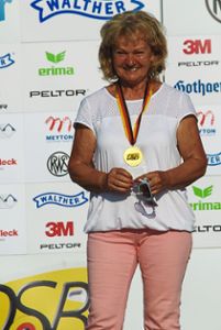 Christel Gallmann freut sich über ihre Goldmedaille. Foto: Fellner Foto: Schwarzwälder Bote