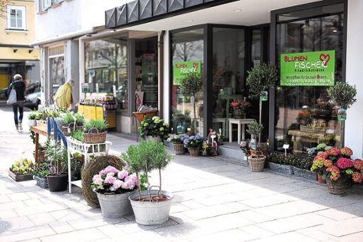 Nur wenige Geschäfte – hier Blumen Fischer in der Friedrichstraße – haben derzeit überhaupt Auslagen platziert. Gebühren sollen sie  dafür dieses Jahr nicht bezahlen müssen. Der Gemeinderat entscheidet darüber nächste Woche. Foto: Maier Foto: Schwarzwälder Bote
