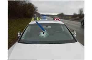 Ein Rohr hat auf der A 81 bei Dietingen eine Autoscheibe durchschlagen. Der Fahrer blieb unverletzt. Foto: Polizei