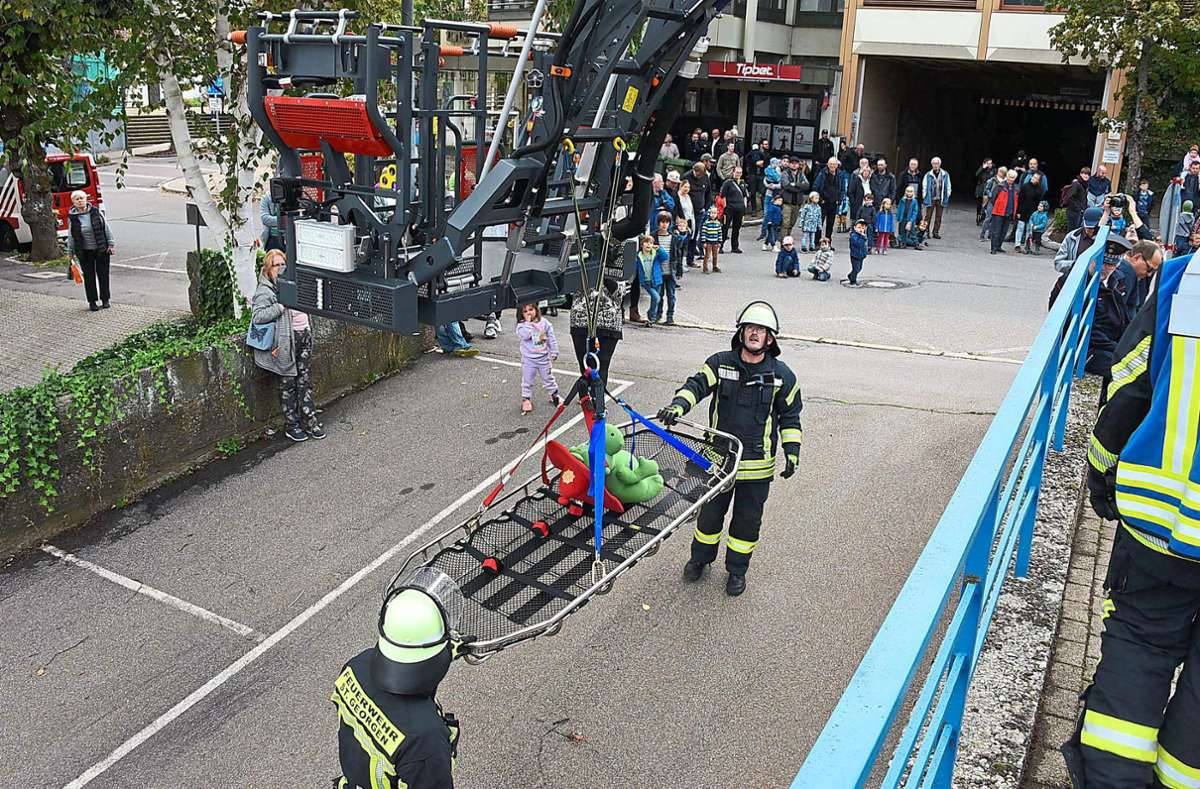Mithilfe einer Trage können die Einsatzkräfte Menschen aus oberen Stockwerken evakuieren. Foto: Hübner