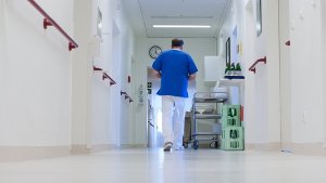Patientin beißt Krankenpfleger