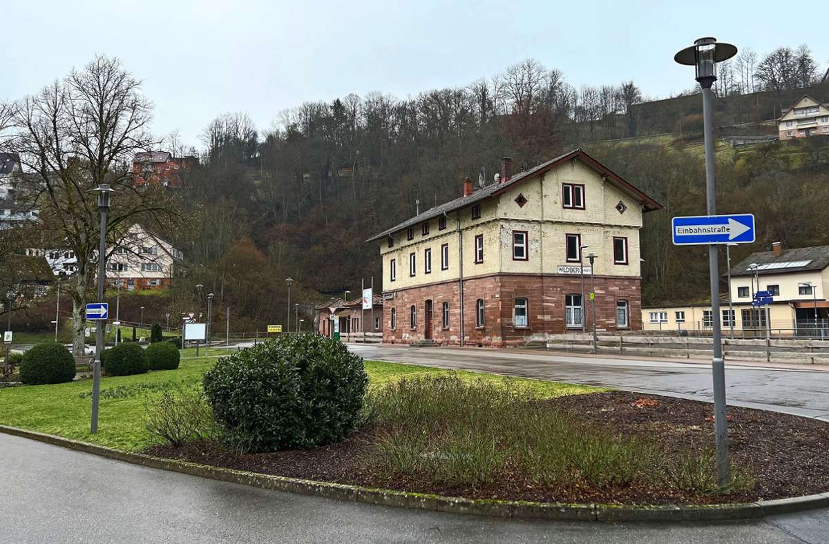 In diesem Bereich beim Wildberger Bahnhof sollen zwei Busbuchten mit einer Wartehalle entstehen. Foto: Priestersbach