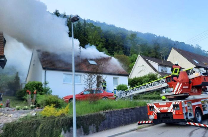 Feuerwehr vor Ort: Gebäude in Hausen im Killertal brennt