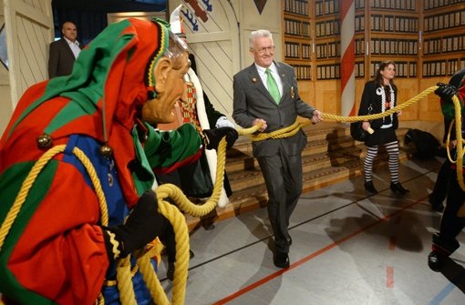 Eine harte Strafe setzte es für Ministerpräsident Winfried Kretschmann beim Stockacher Narrengericht. Foto: dpa