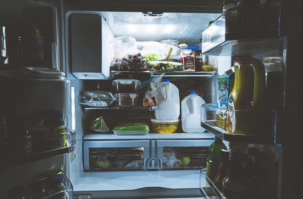 Kühlschränke sollten regelmäßig abgetaut werden, um Strom zu sparen.