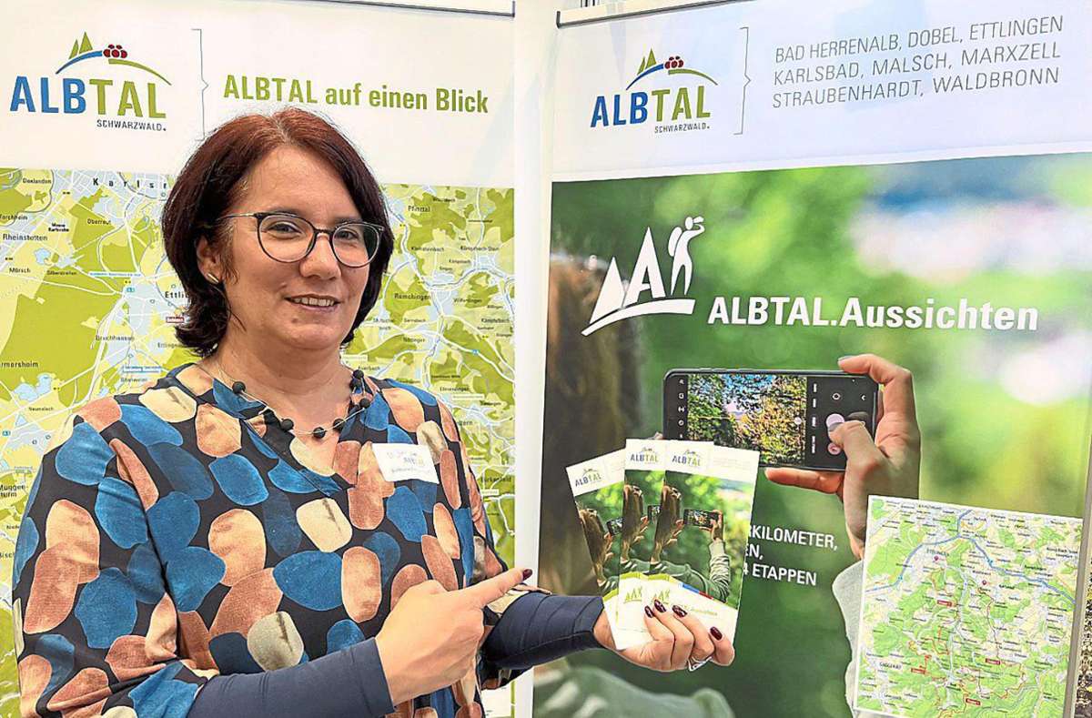 Bettina Reitze-Lotz präsentiert die neue Wanderroute Albtal.Aussichten. Foto: Zoller