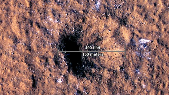 Meteorit legt Eisbrocken frei